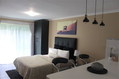 Foto 11 - Chic & Serene 1-Bed Haven in Roodepoort