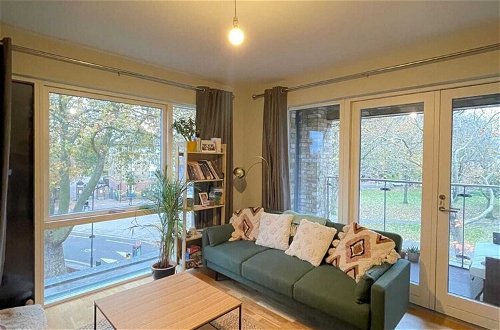 Foto 7 - Central & Modern 1BD Flat With Balcony, Hackney