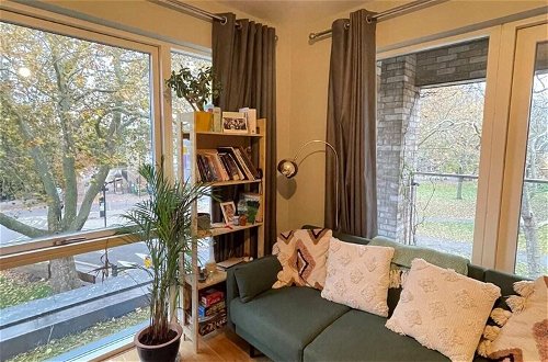 Photo 8 - Central & Modern 1BD Flat With Balcony, Hackney
