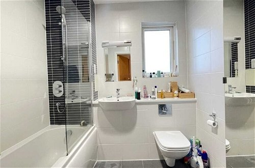 Photo 10 - Central & Modern 1BD Flat With Balcony, Hackney