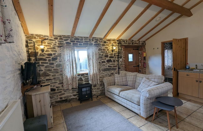 Elegant and Secluded 1-bed Cottage Near Bideford - Photo 9