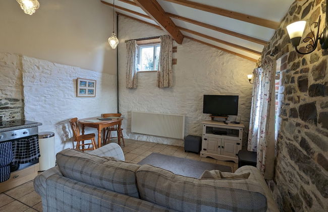 Elegant and Secluded 1-bed Cottage Near Bideford - Photo 6