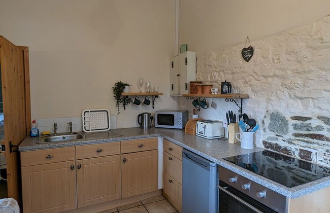 Elegant and Secluded 1-bed Cottage Near Bideford - Photo 3