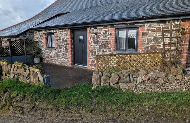 Elegant and Secluded 1-bed Cottage Near Bideford - Photo 12