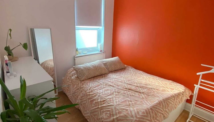 Photo 1 - Vibrant & Funky 1BD Flat - 12 Mins to Stratford