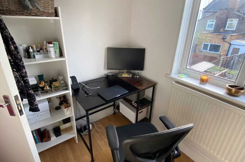 Photo 6 - Vibrant & Funky 1BD Flat - 12 Mins to Stratford