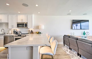 Photo 2 - Bright, Updated Townhome w/ Mission Bay View