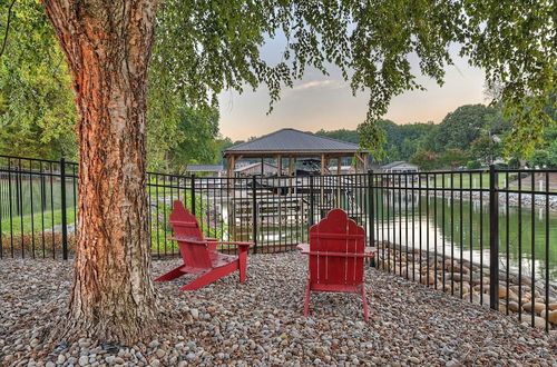 Photo 16 - Sip, Sip Away by Avantstay Pool + Hot Tub