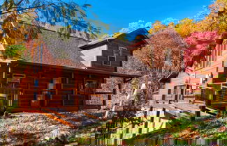 Foto 1 - Whispering Pines Retreat By Ghosal Luxury Lodging