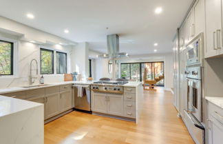 Foto 1 - Luxe Midcentury Home in Buckhead w/ Hot Tub & Deck