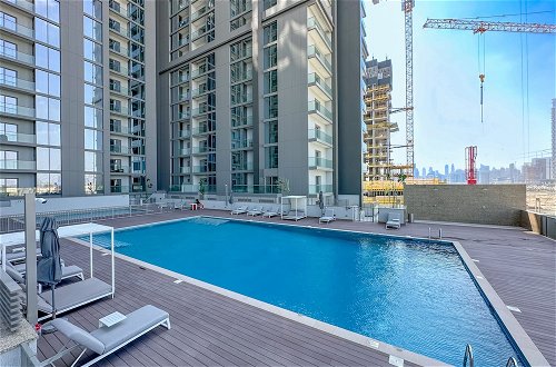 Photo 12 - Luxury StayCation - Elegant Apartment With Balcony and Large Pool