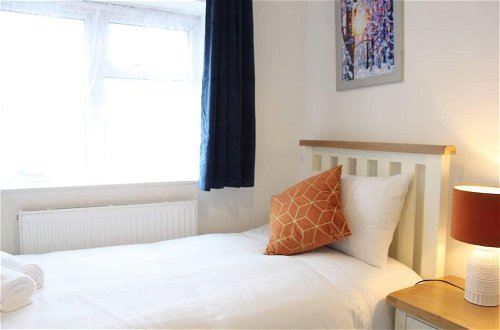 Photo 2 - Stunning 3 Bedrooms Flat in Harlow