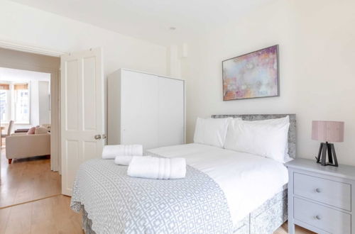 Photo 4 - Beautifully Presented 2BD Flat W/patio- Kensington