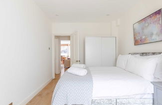 Photo 2 - Beautifully Presented 2BD Flat W/patio- Kensington