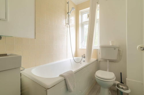 Photo 13 - Charming One Bed Abode In East Putney