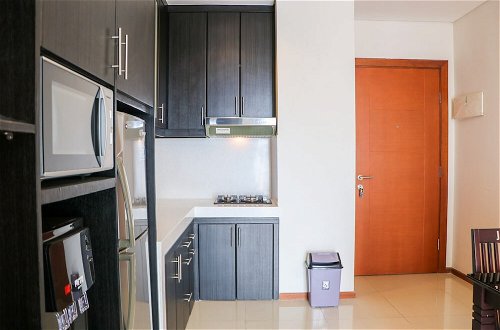 Photo 11 - Full Furnished With Comfort Design 2Br Apartment At Thamrin Residence