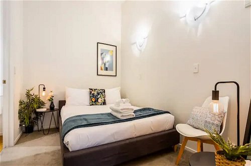 Photo 2 - Cosy Queen St 1-Br Apartment