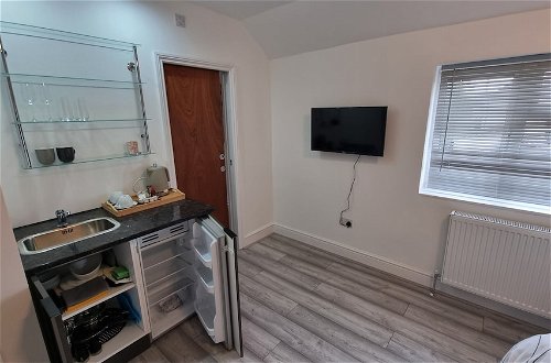 Photo 9 - St Albans Stylish Suite With Kitchenette