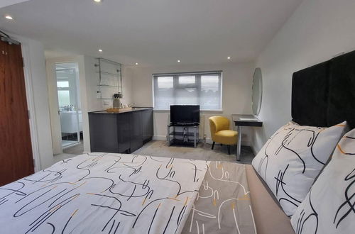 Photo 7 - St Albans Stylish Suite With Kitchenette