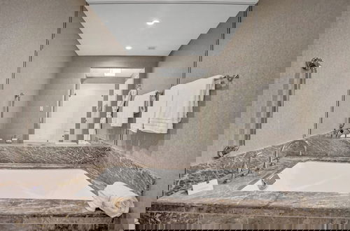 Photo 16 - Luxury Beachfront Studio-with Daily Cleaning