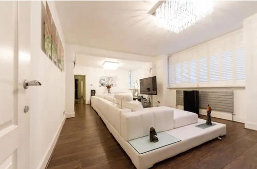 Photo 15 - Super Large Apartment in London for Larger Groups