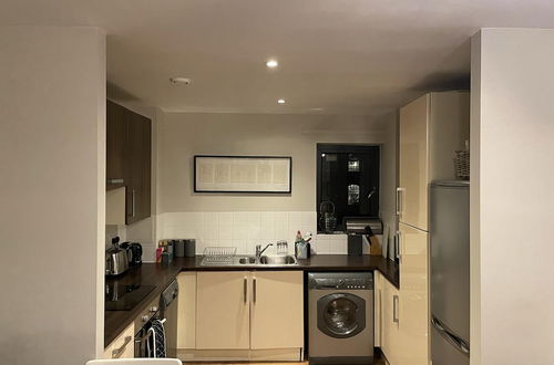 Foto 5 - Charming 2-bed Apartment in Bow, London