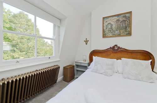 Photo 2 - Spacious Family House With Garden Near Battersea Park by Underthedoormat