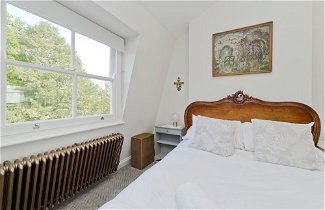 Photo 2 - Spacious Family House With Garden Near Battersea Park by Underthedoormat