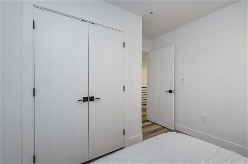 Photo 38 - Luxurious 3 Bedroom Brand NEW Town House