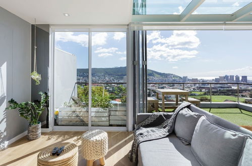 Foto 1 - Modern, Chic Penthouse With Mountain, City Sea Views