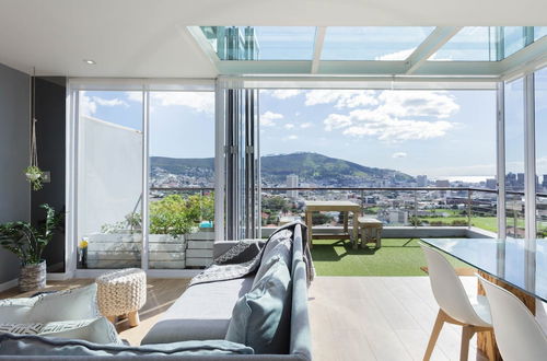 Foto 17 - Modern, Chic Penthouse With Mountain, City Sea Views