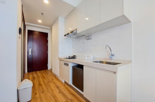 Photo 8 - Warm And Simply Studio Apartment At Sky House Bsd