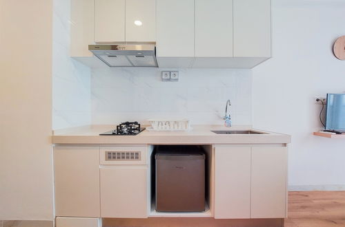 Photo 6 - Warm And Simply Studio Apartment At Sky House Bsd