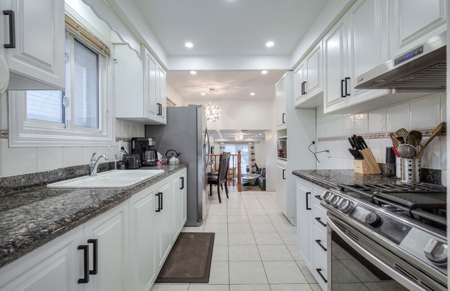 Spacious Breathtaking 4br Villa in the heart of Toronto - Photo 17