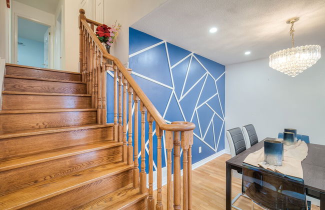 Spacious Breathtaking 4br Villa in the heart of Toronto - Photo 12
