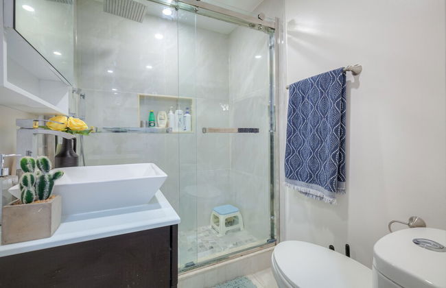Spacious Breathtaking 4br Villa in the heart of Toronto - Photo 34