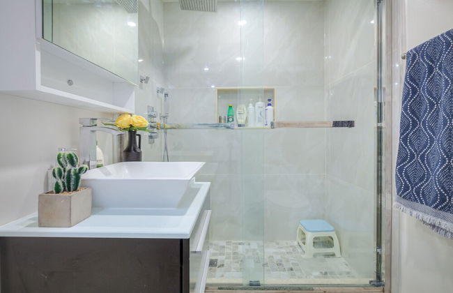 Spacious Breathtaking 4br Villa in the heart of Toronto - Photo 33