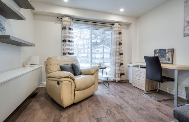 Spacious Breathtaking 4br Villa in the heart of Toronto - Photo 28