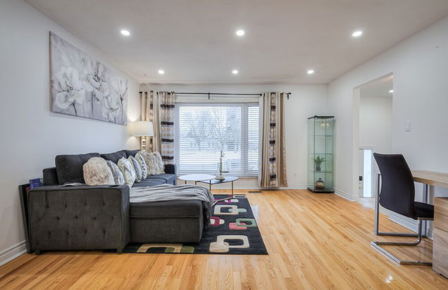 Spacious Breathtaking 4br Villa in the heart of Toronto - Photo 25