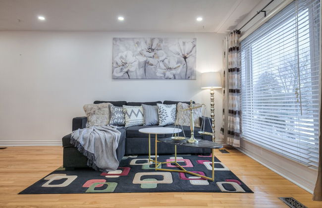 Spacious Breathtaking 4br Villa in the heart of Toronto - Photo 26