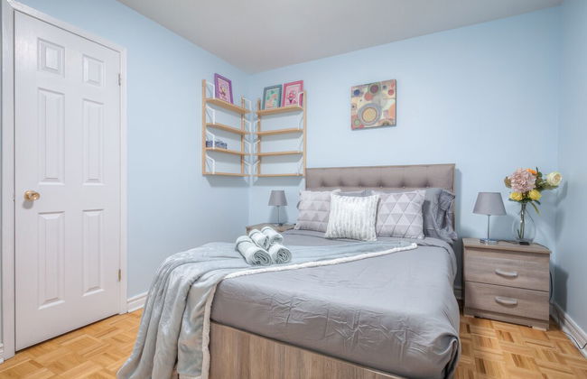 Spacious Breathtaking 4br Villa in the heart of Toronto - Photo 8
