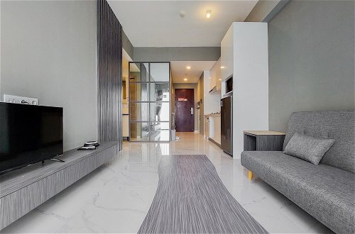 Photo 10 - Relaxing 2Br At Sky House Bsd Apartment
