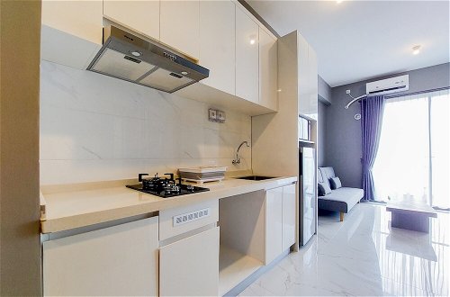 Photo 9 - Relaxing 2Br At Sky House Bsd Apartment