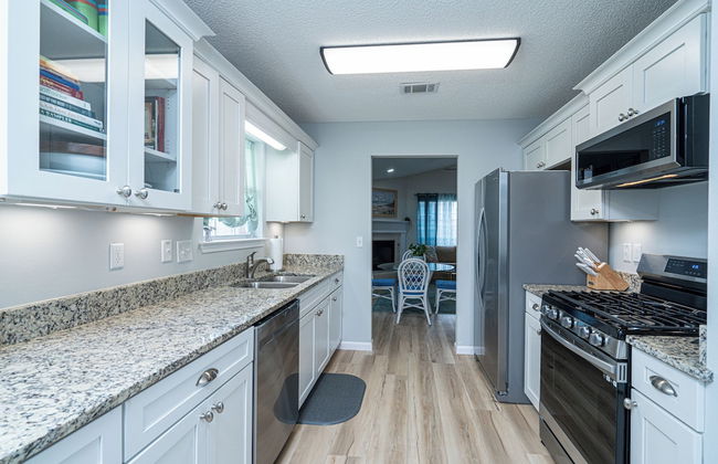 Renovated Home Near Beach and Shopping - Foto 12