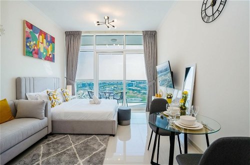 Photo 2 - Tanin - Stunning Dubai Skyline View From this Sleek Studio