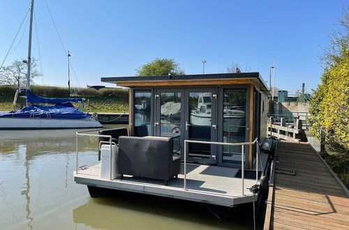 Foto 18 - Waterfront Houseboat Near the Centre