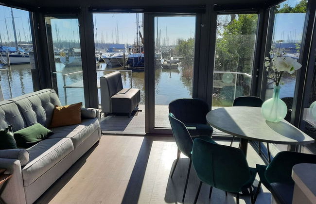 Waterfront Houseboat Near the Centre - Photo 1
