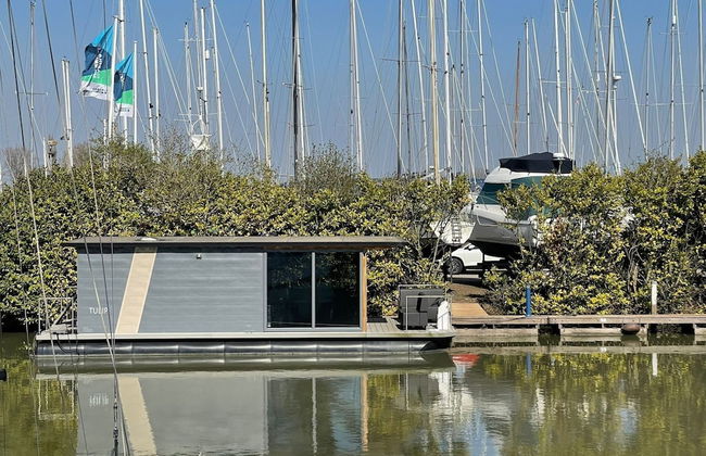 Waterfront Houseboat Near the Centre - Photo 15
