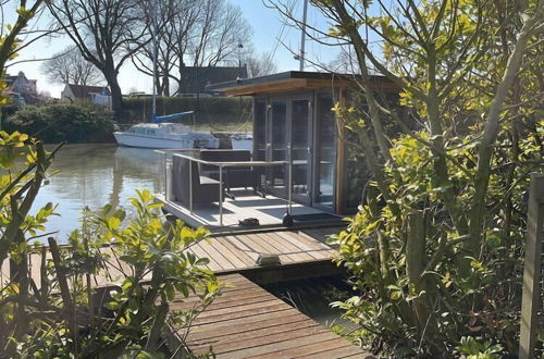 Photo 15 - Waterfront Houseboat Near the Centre