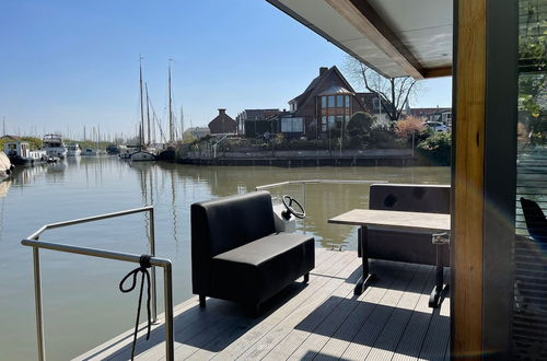 Photo 14 - Waterfront Houseboat Near the Centre